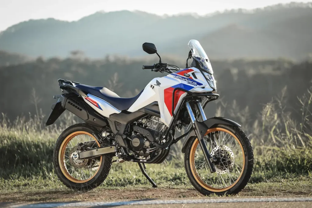 XRE300 Sahara Adventure na cor Branco Supernova White - Foto: Divulgação/Honda.