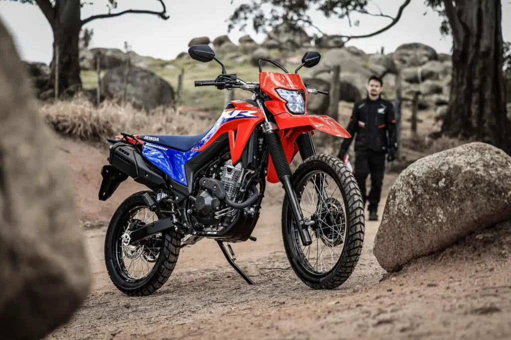 Honda XR300L Tornado 2027 vermelha vista lateralmente