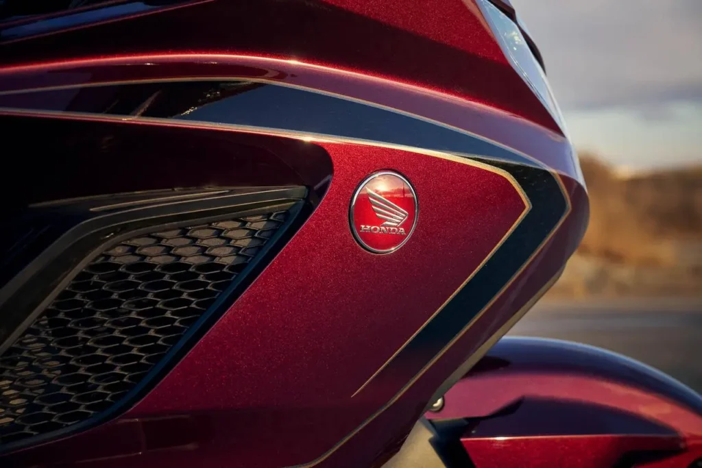 Detalhe da pintura Bordeaux Red Metallic da Honda Gold Wing 50th Anniversary
