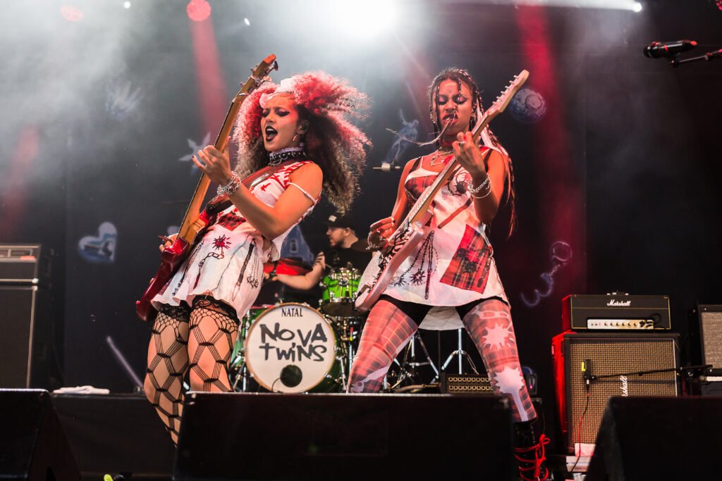 Amy Love e Georgia South formam a Nova Twins, dupla britânica que mistura rock, metal, punk, grime e hip-hop. Foto: Stefan Brending / Lizenz: Creative Commons CC-BY-SA-4.0 / Via Wikimedia Commons