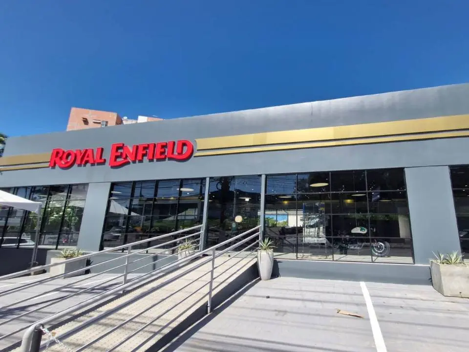 Fachada de concessionária Royal Enfield no Brasil.