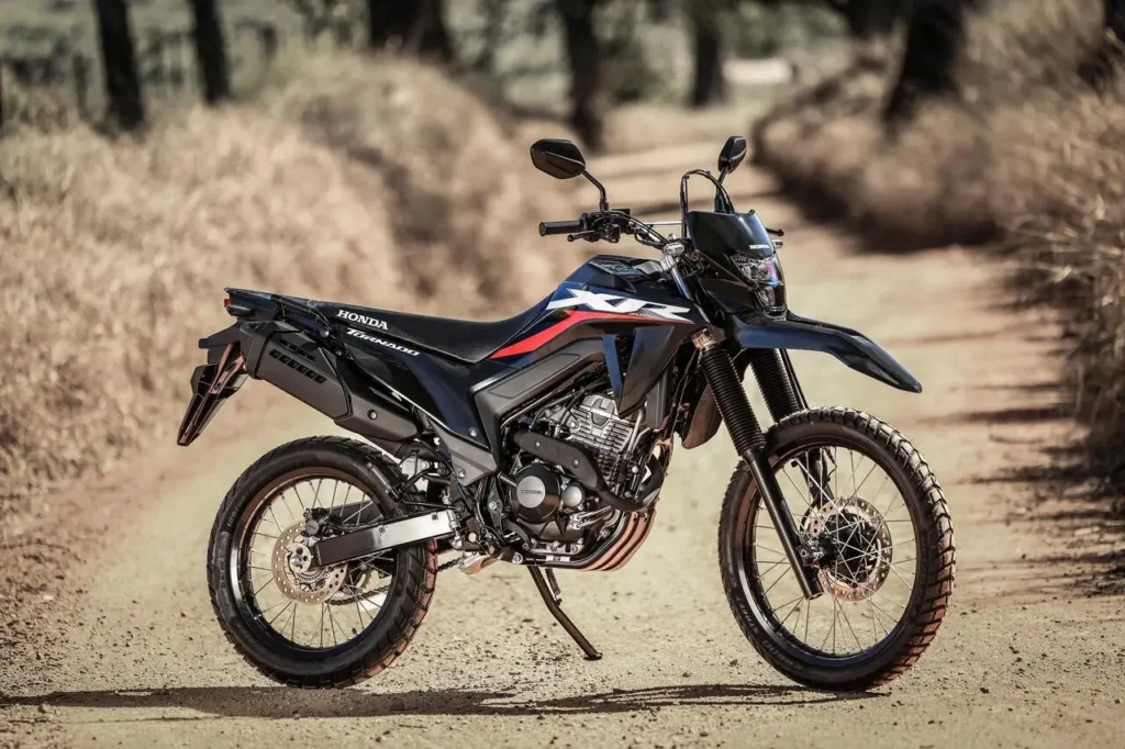 Honda XR300L Tornado 2027 preta vista lateralmente.