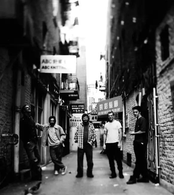 Faith No More em fotografia promocional da banda.