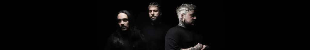 Capa do álbum The Pain Made Me Who I Am da banda brasileira AXTY