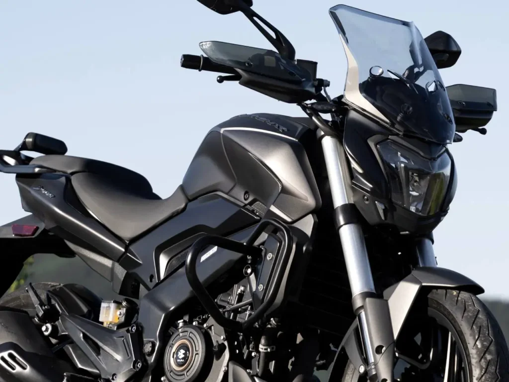 Bajaj Dominar 400 2027 ganha controle de tração e modos de pilotagem por R$ 27.490