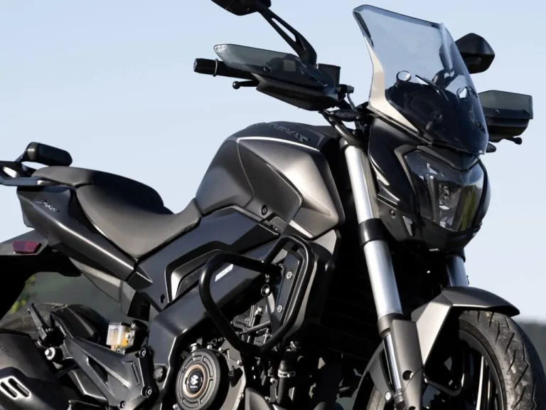 Bajaj Dominar 400 2027 ganha controle de tração e modos de pilotagem por R$ 27.490