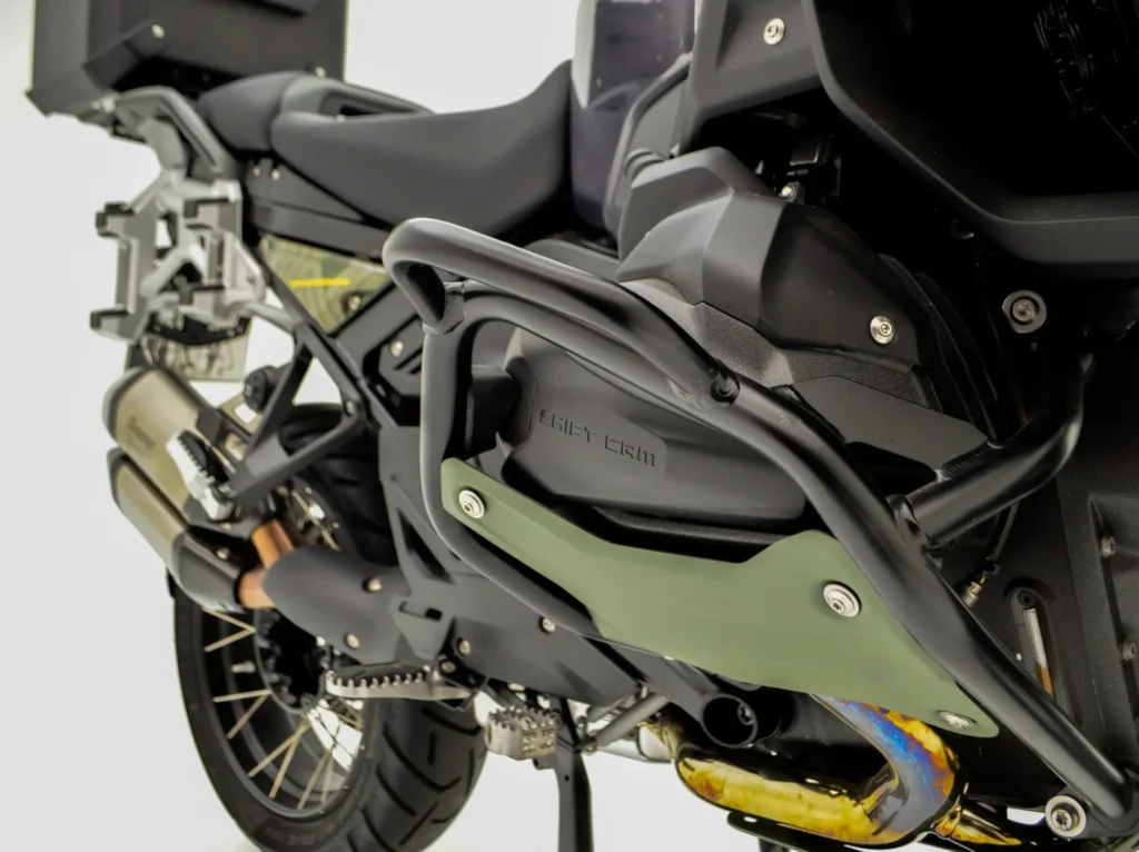 Detalhes das proteções da BMW R 1300 GS Adventure série especial.