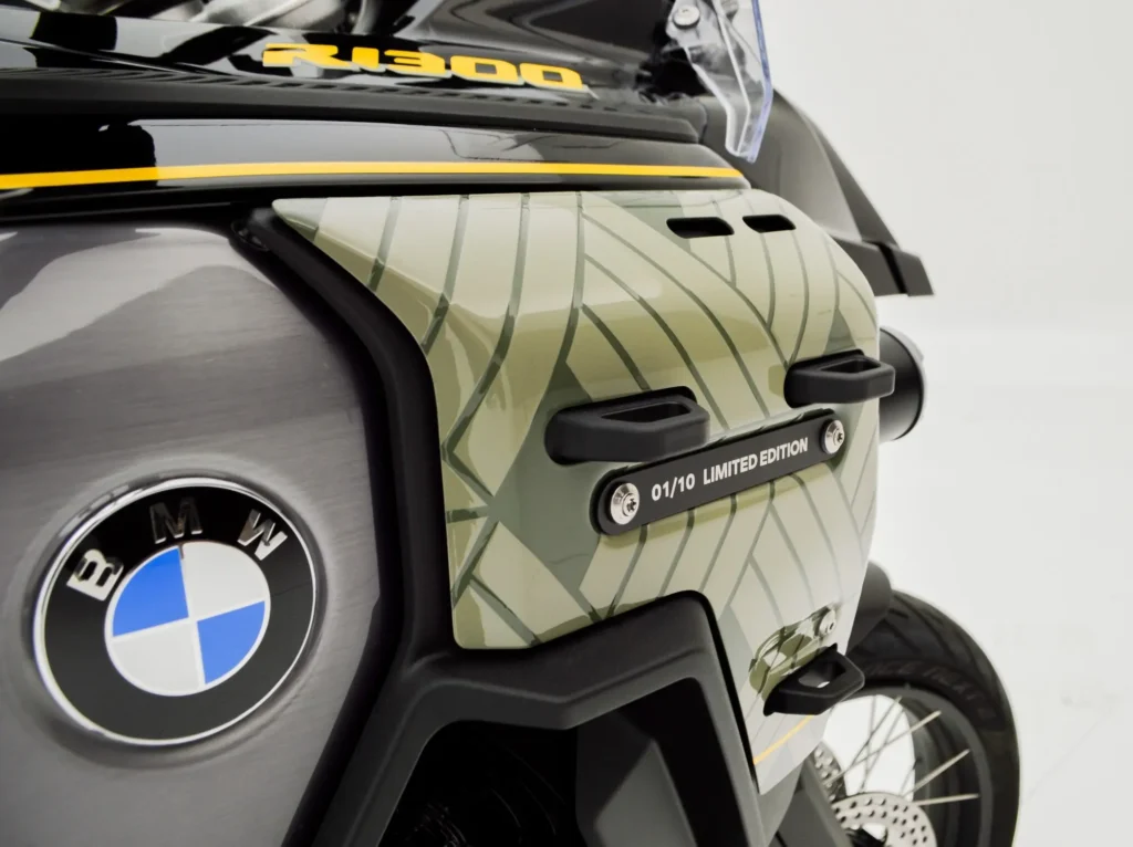 Placa 01/10 na BMW R 1300 GS Adventure série especial.