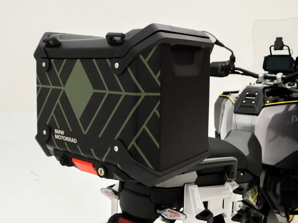 Top case com grafismos da BMW R 1300 GS Adventure comemorativa.