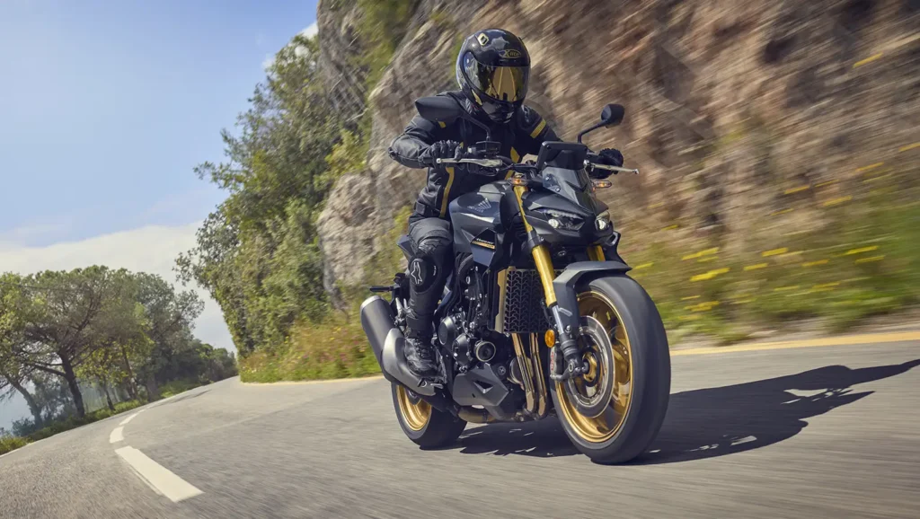 Piloto conduz Honda CB1000 Hornet SP 2027 preta em estrada.
