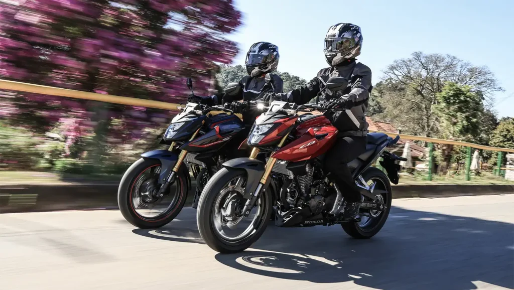 Honda CB300F Twister S azul e Twister ABS vermelha rodando lado a lado.