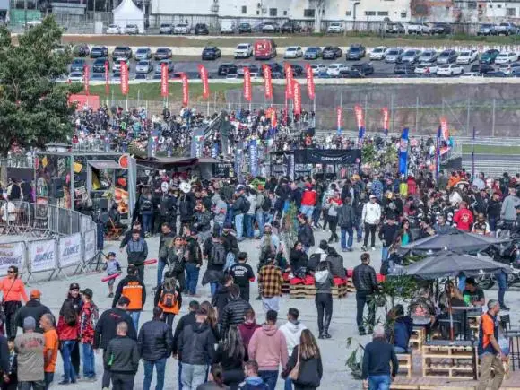 Público circulando entre estandes e atrações do Festival Interlagos no Autódromo de Interlagos.