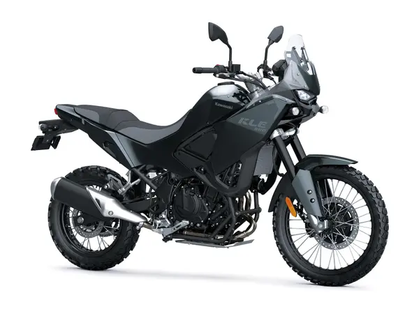 Kawasaki KLE 500 cinza e preta em vista lateral dianteira.