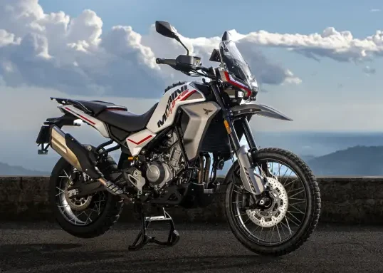 Moto Morini Alltrhike 450 entra em pré-venda por R$ 35.990 e 3½ Sport é confirmada para 2027
