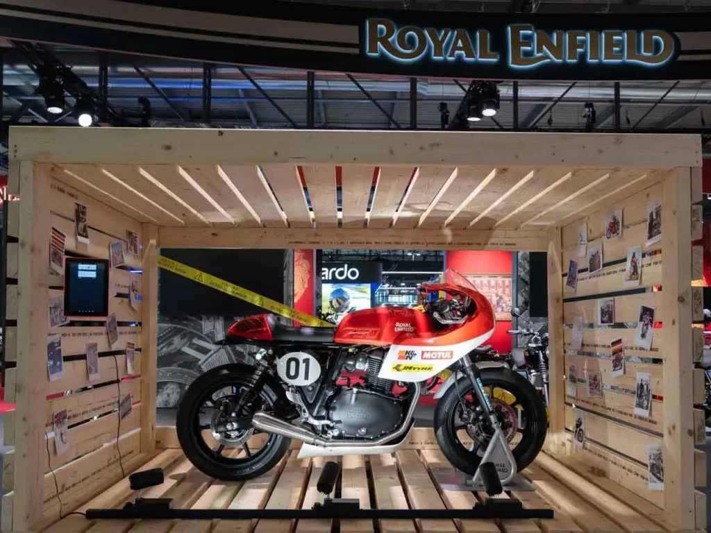 Royal Enfield Continental GT-R 750 Concept vermelha e branca preparada para uso em pista.